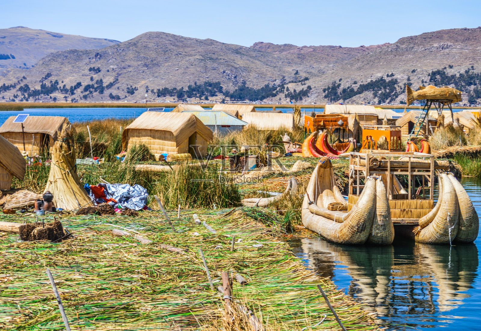 秘鲁的喀喀湖上的乌鲁斯群岛照片摄影图片