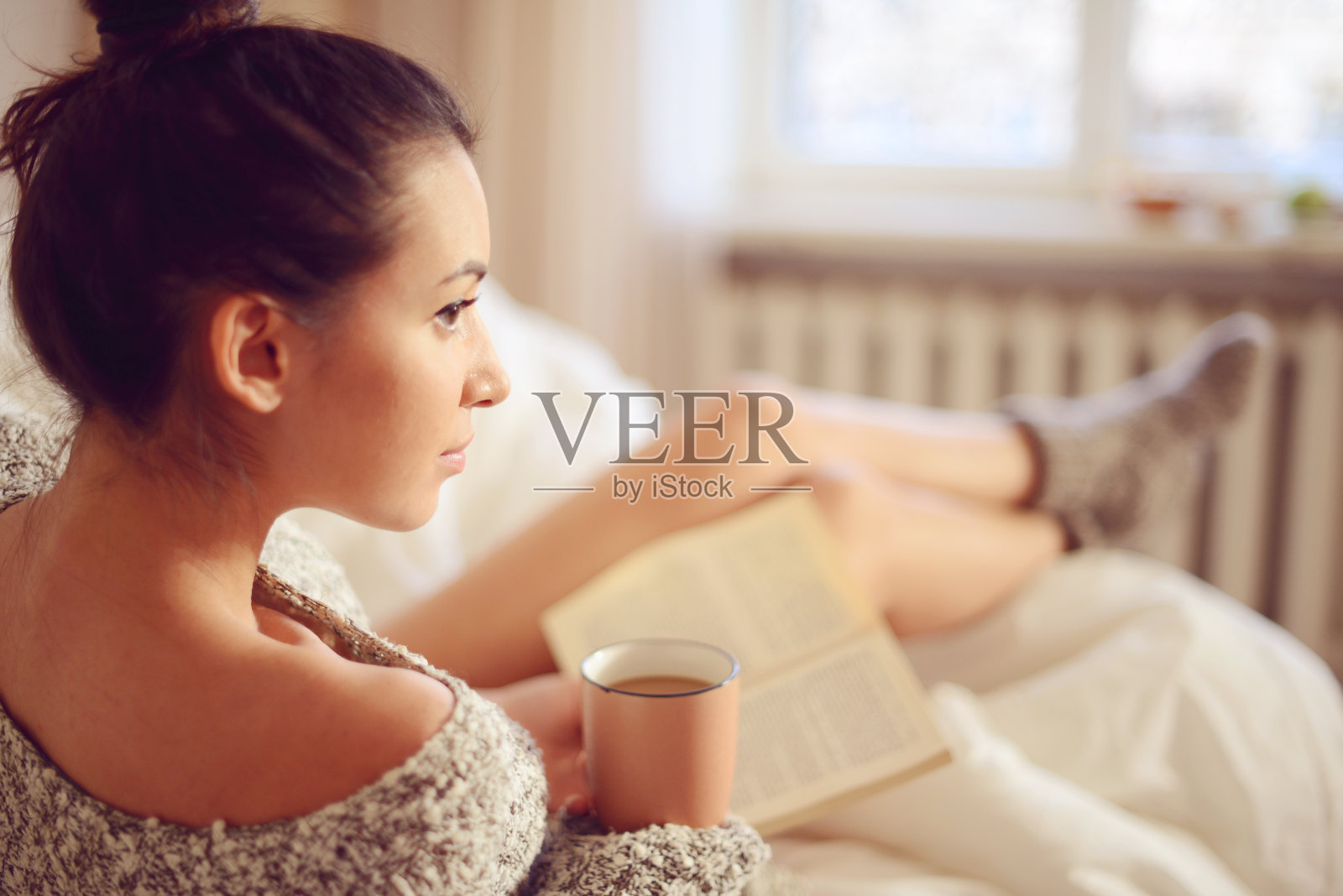 边喝咖啡边看书,喝咖啡,一个人喝咖啡看书图片_大山谷图库