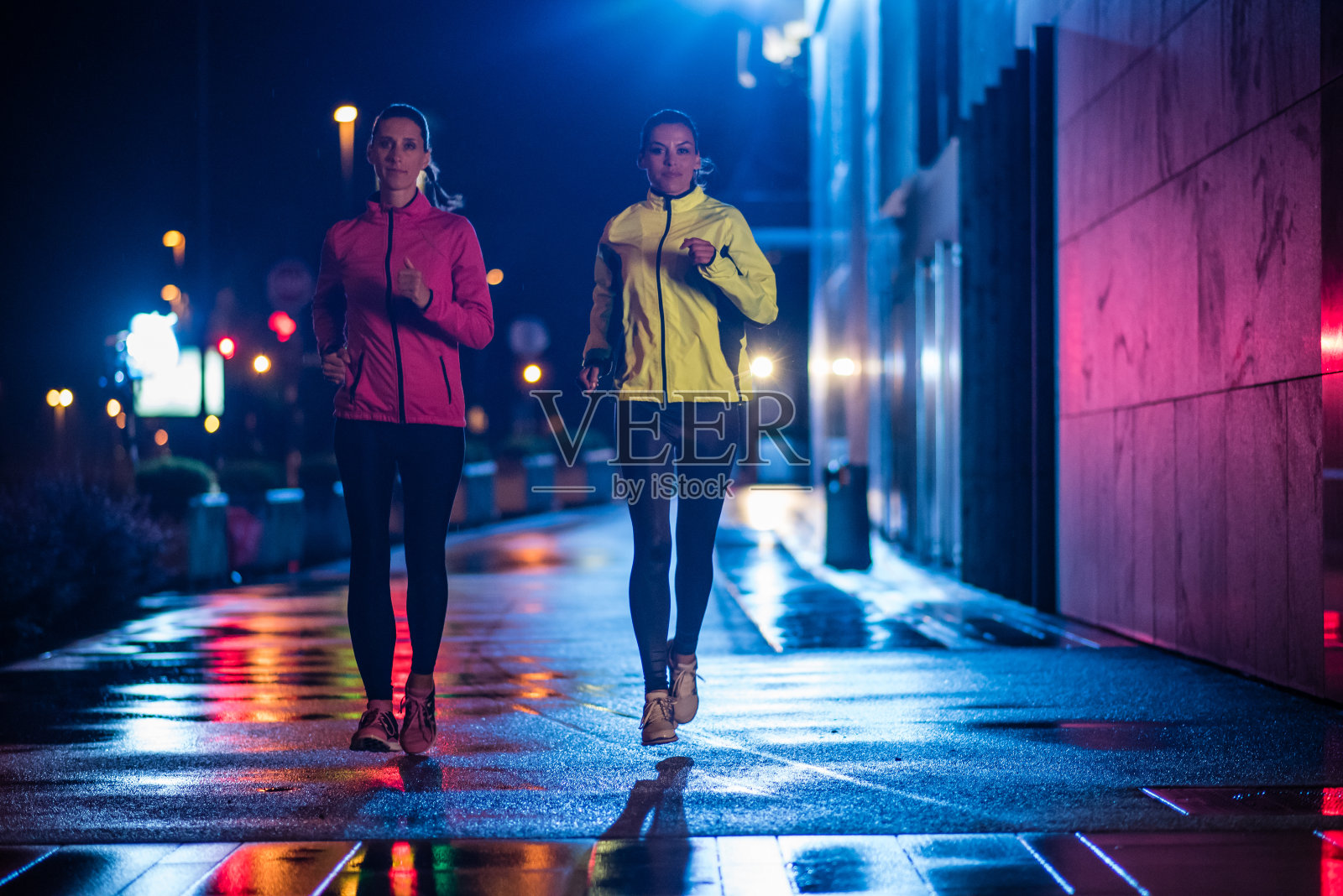 在城市里慢跑的女人照片摄影图片