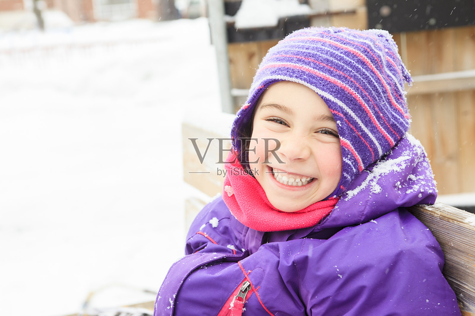 第一场雪。小女孩享受冬天的到来照片摄影图片
