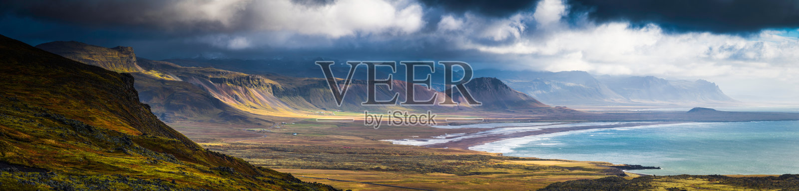 引人注目的海岸景观，遥远的北冰洋山脉，冰岛的全景照片摄影图片