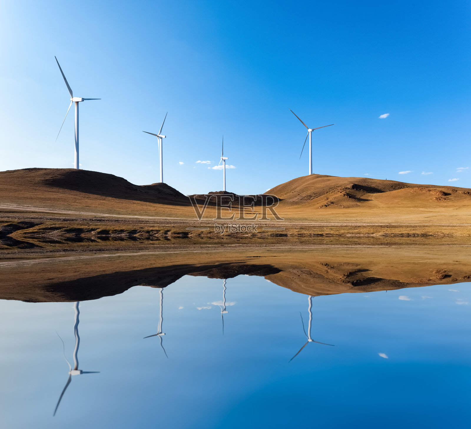 草原上的风力涡轮机照片摄影图片