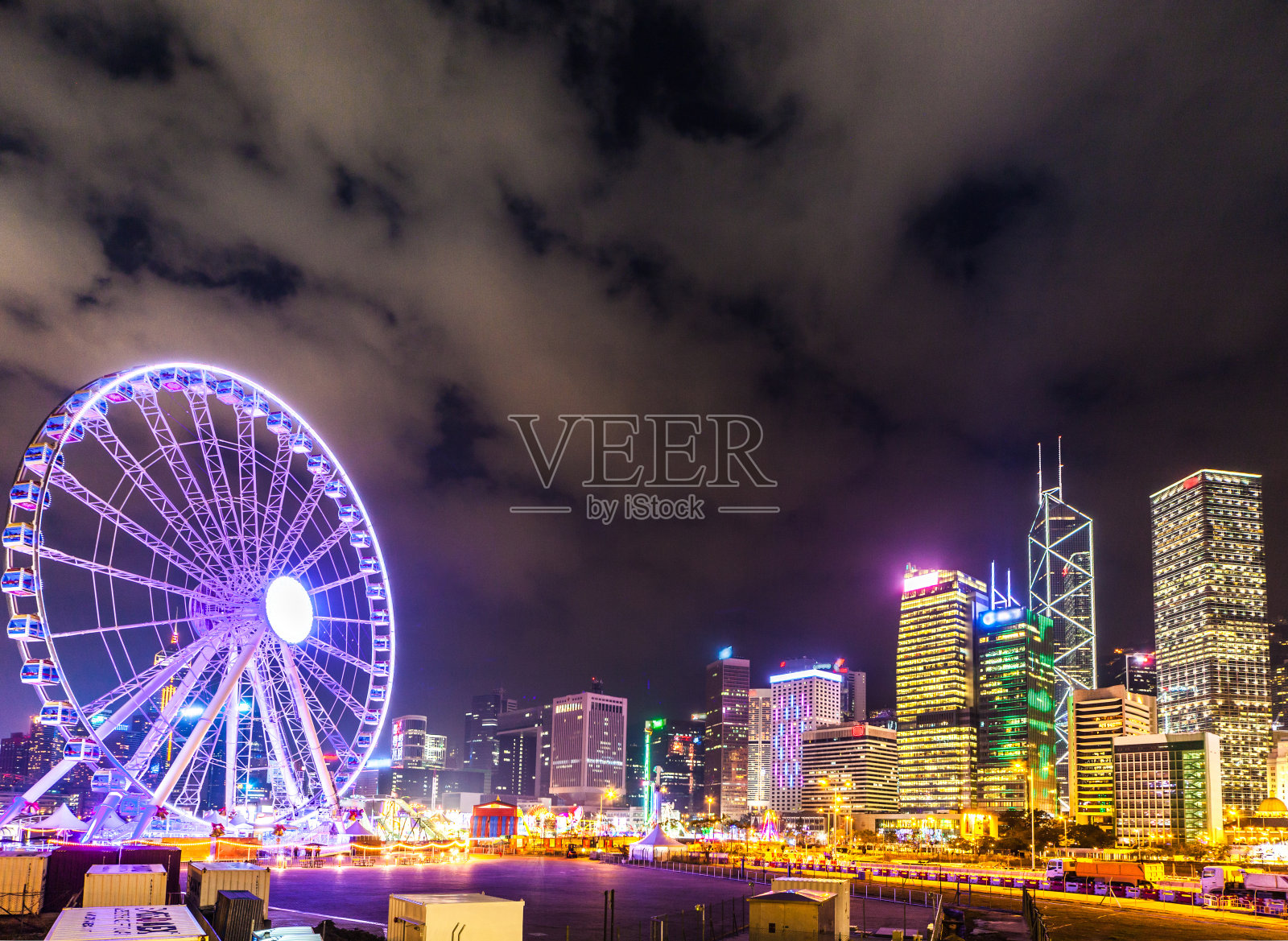 色彩斑斓的摩天轮与黑暗的天空。香港照片摄影图片