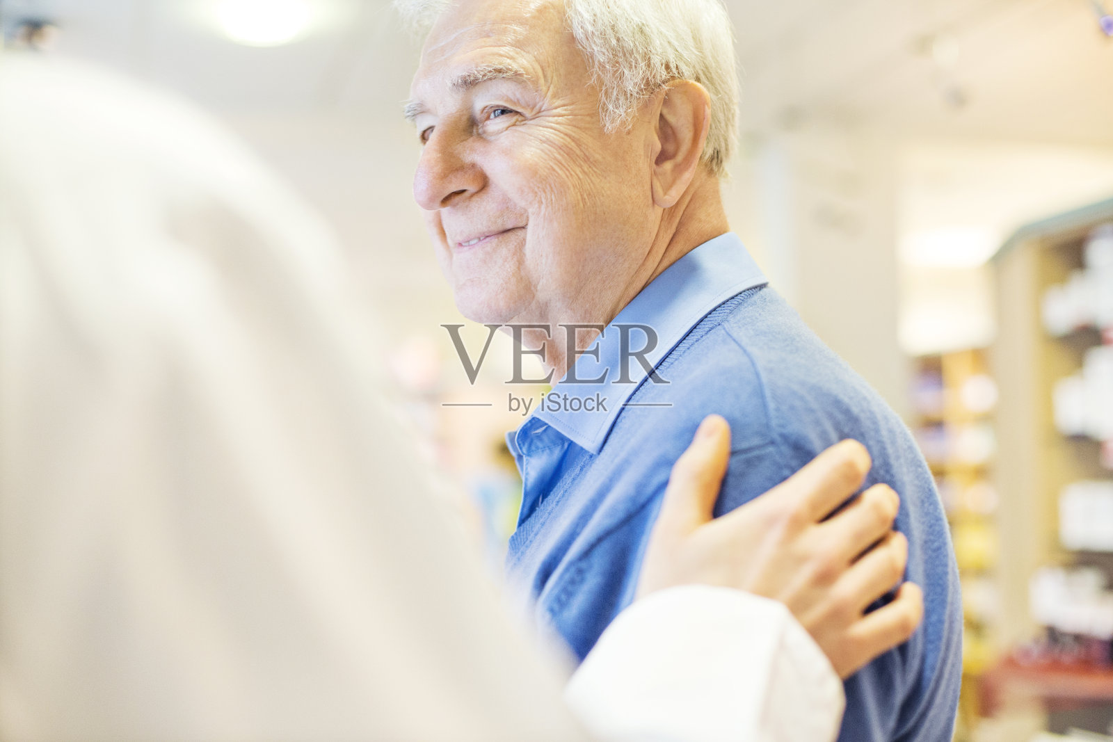 微笑的老人看着药剂师照片摄影图片
