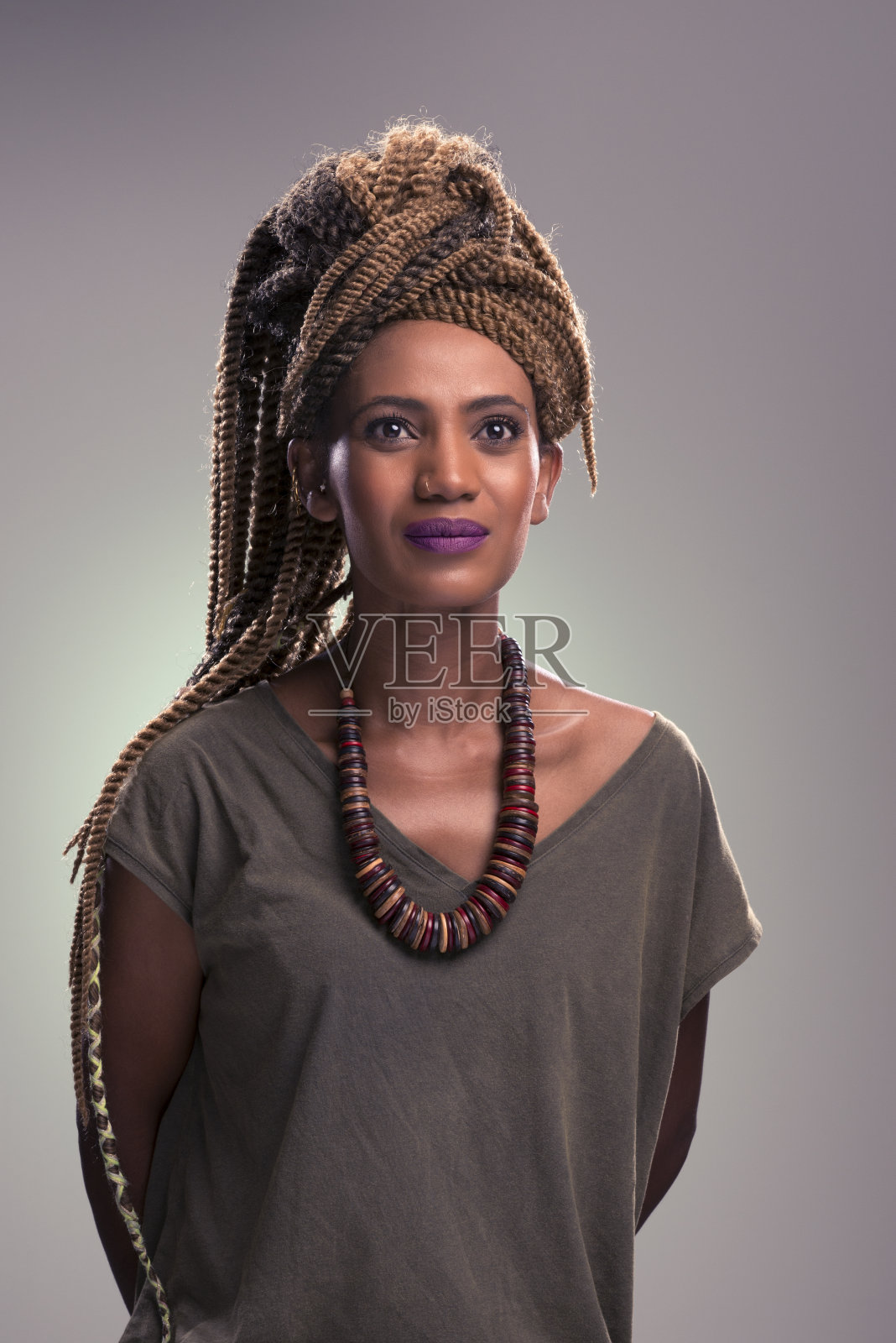 头巾，发辫，非洲妇女的发型。照片摄影图片
