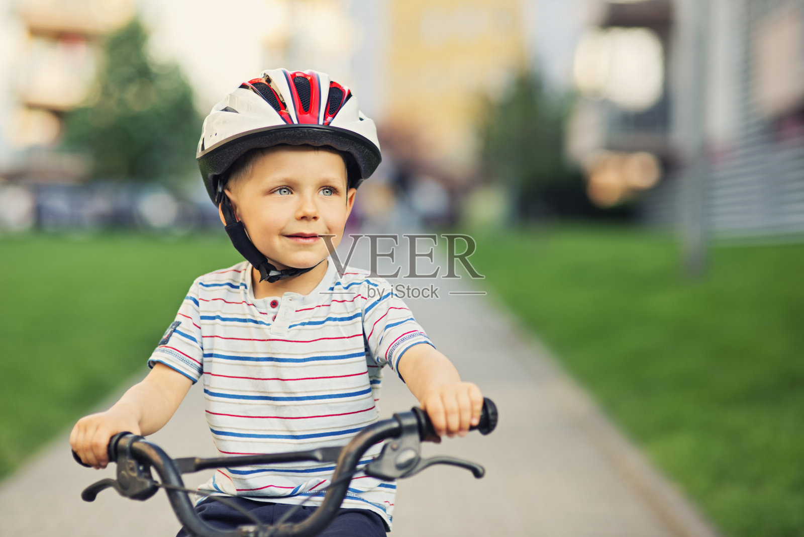 小男孩骑自行车照片摄影图片