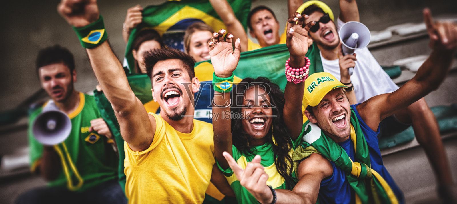 一群巴西球迷在体育场照片摄影图片