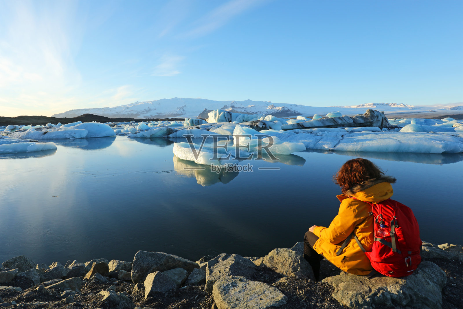 冰岛Jokulsarlon冰川泻湖的徒步旅行者照片摄影图片