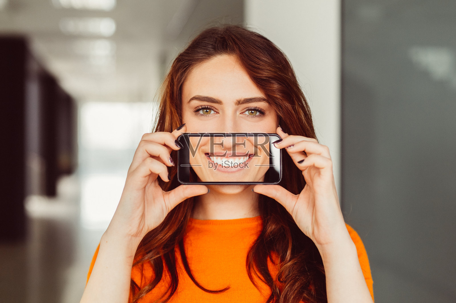女人展示完美的牙齿自拍照片摄影图片