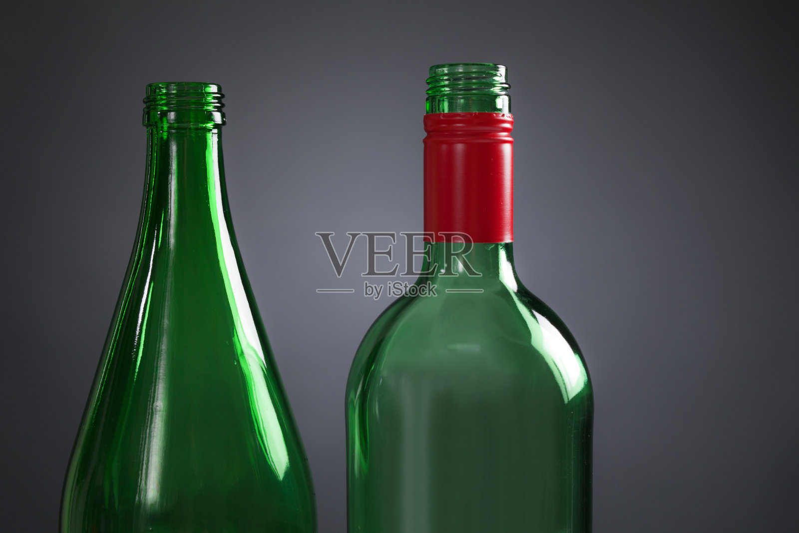 两个绿色空瓶子照片摄影图片