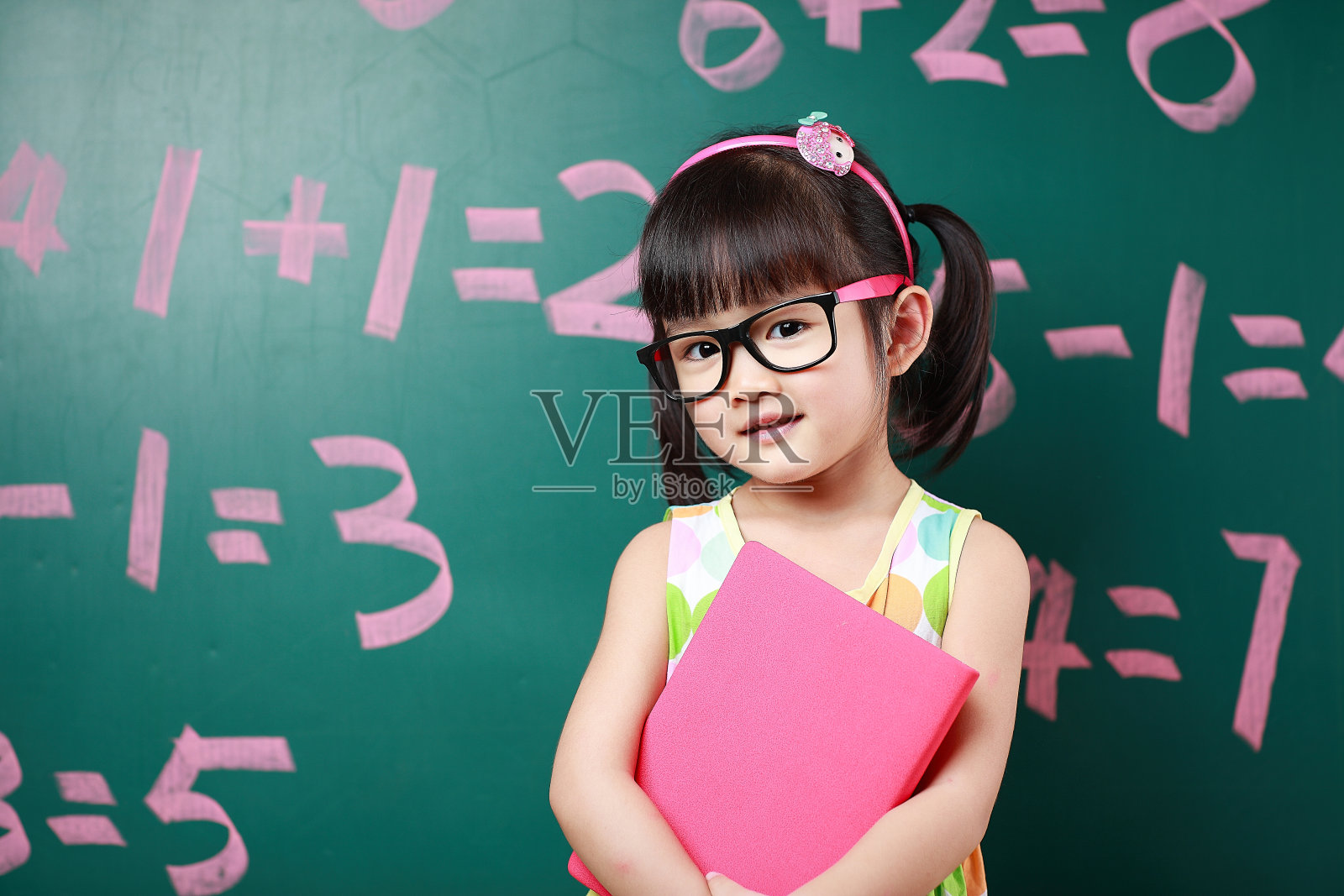 可爱的亚洲孩子会算术照片摄影图片