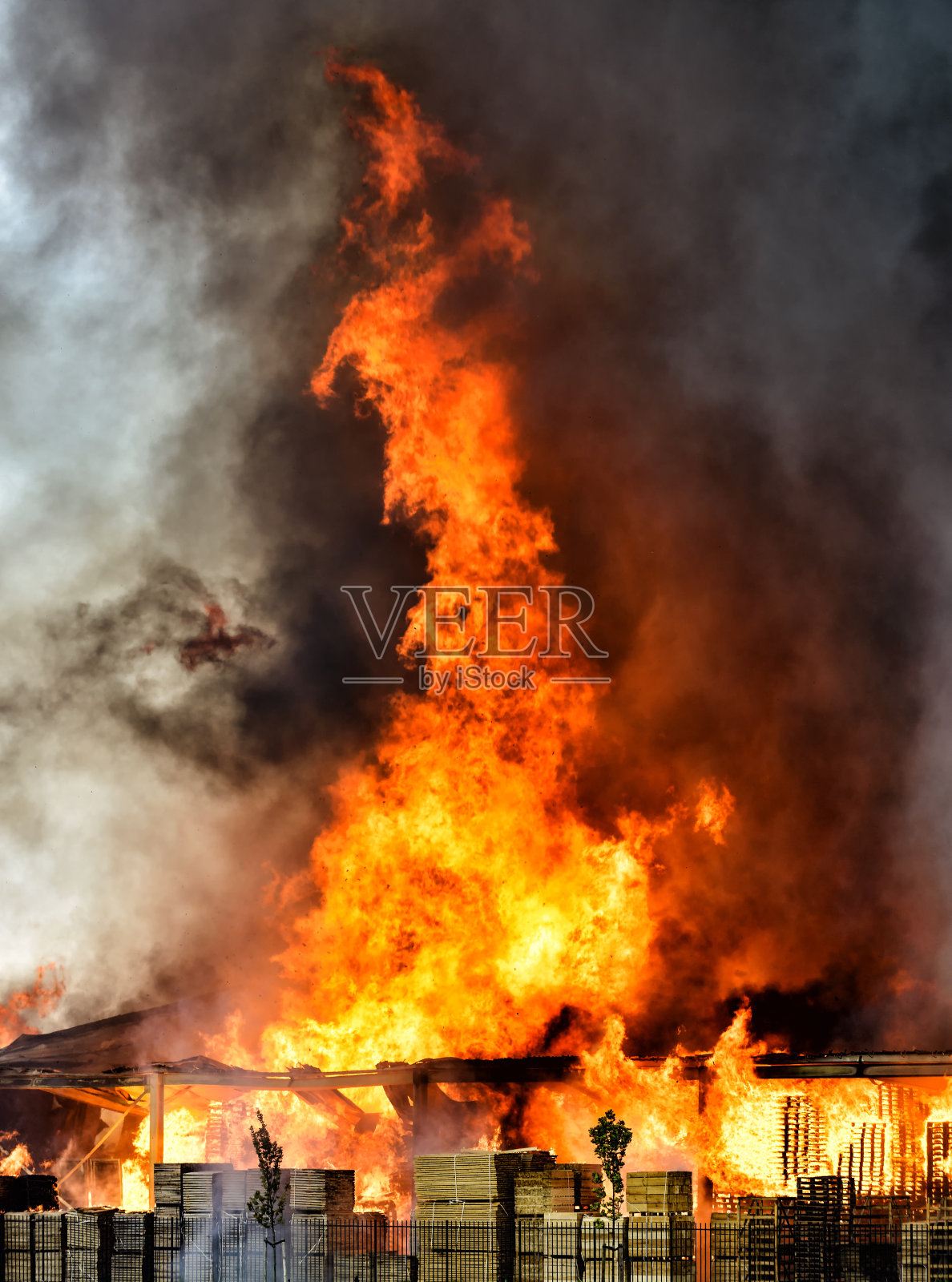 工业区内托盘工厂起火照片摄影图片