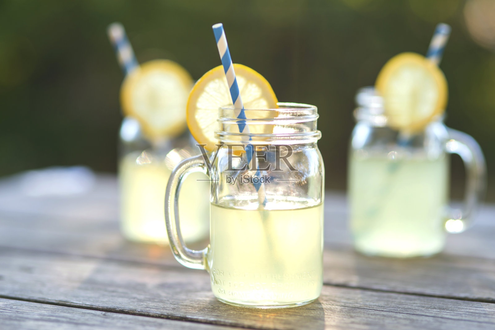 柠檬水玻璃罐，柠檬角和吸管照片摄影图片