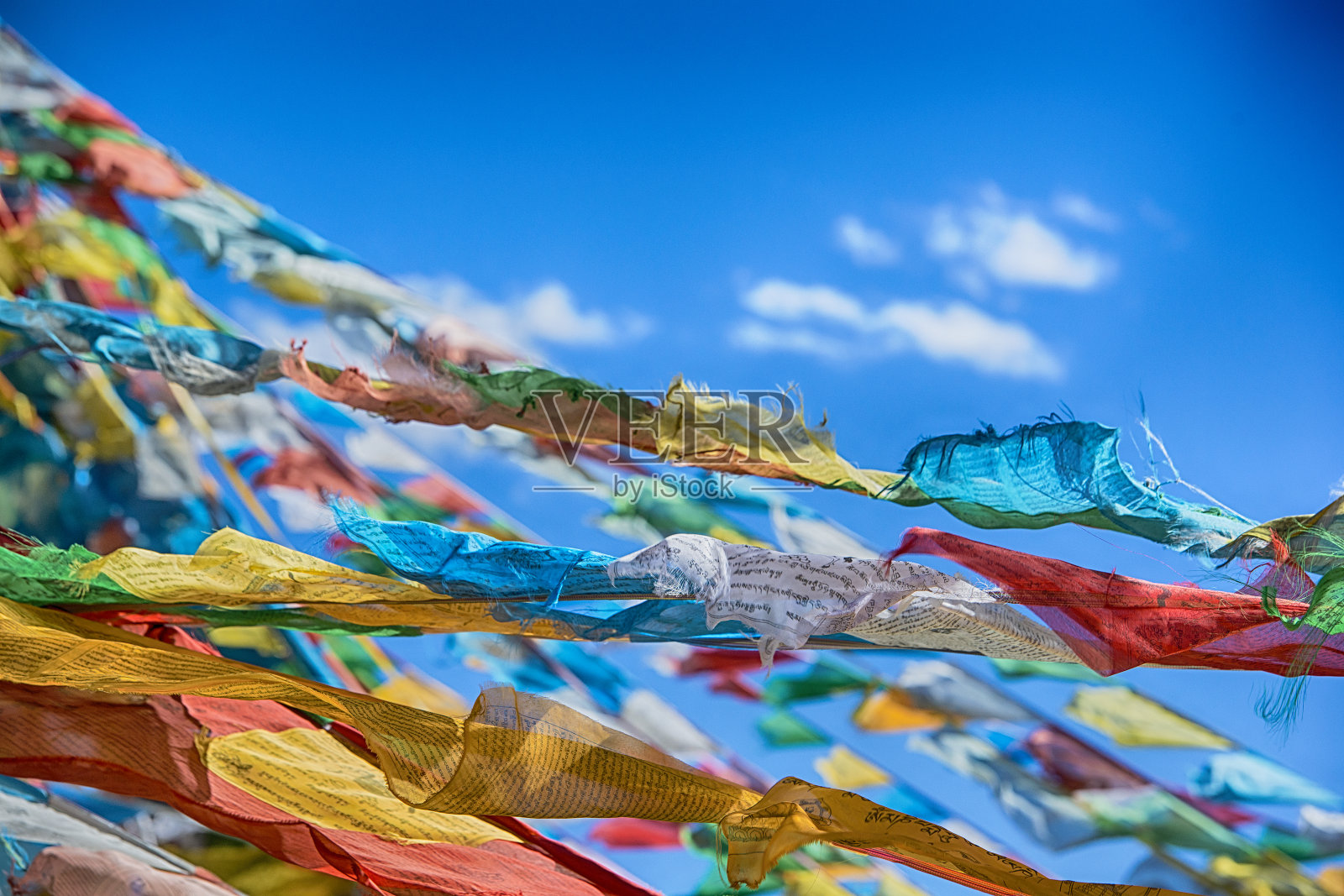 西藏一处山口上的西藏经幡照片摄影图片