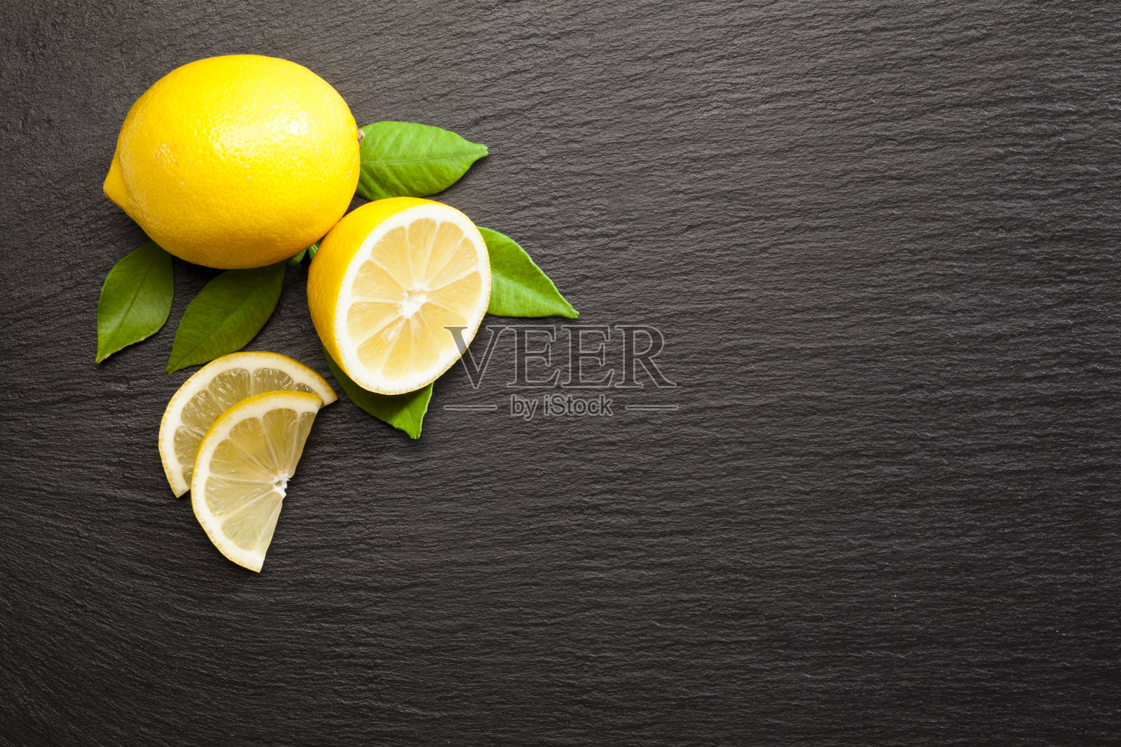 柠檬水果在黑色石板背景拍摄直接上方照片摄影图片