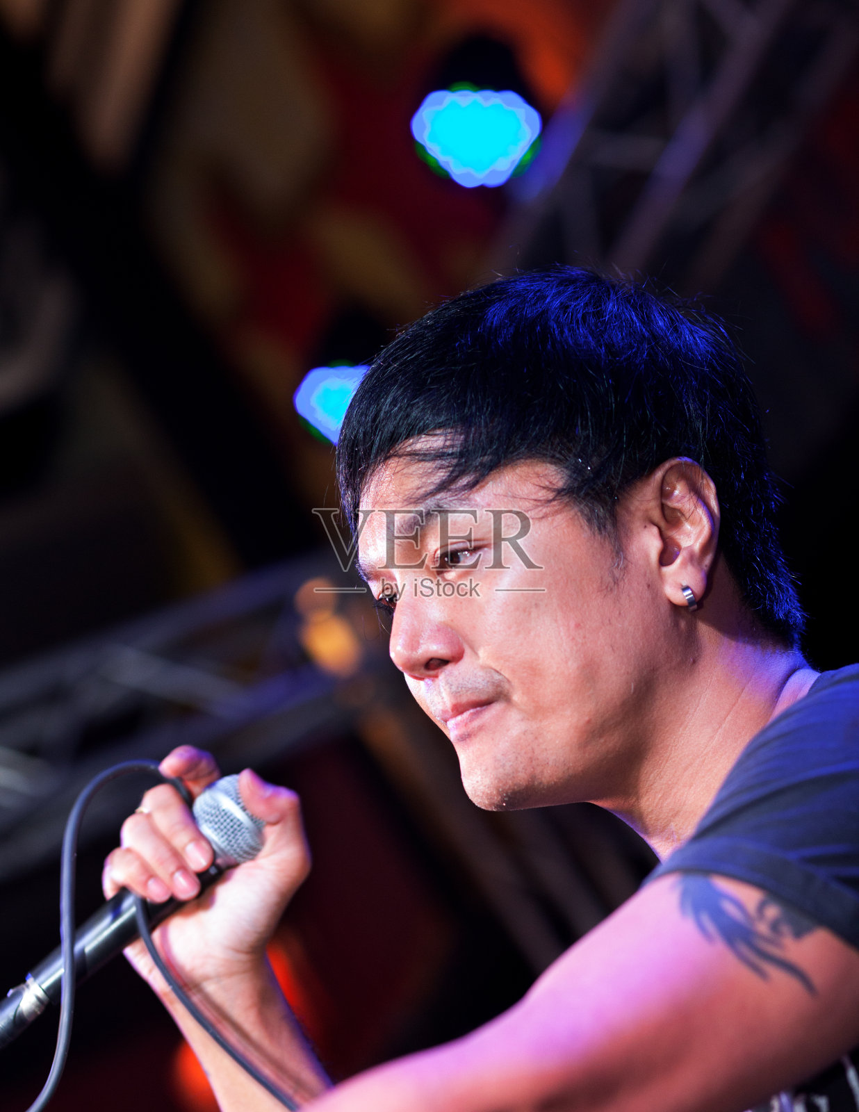 舞台上的泰国摇滚歌手照片摄影图片