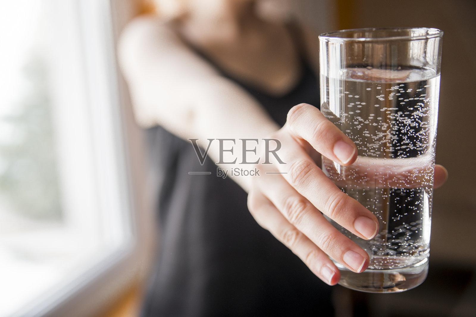 “口渴”，拿着一杯水的女人照片摄影图片