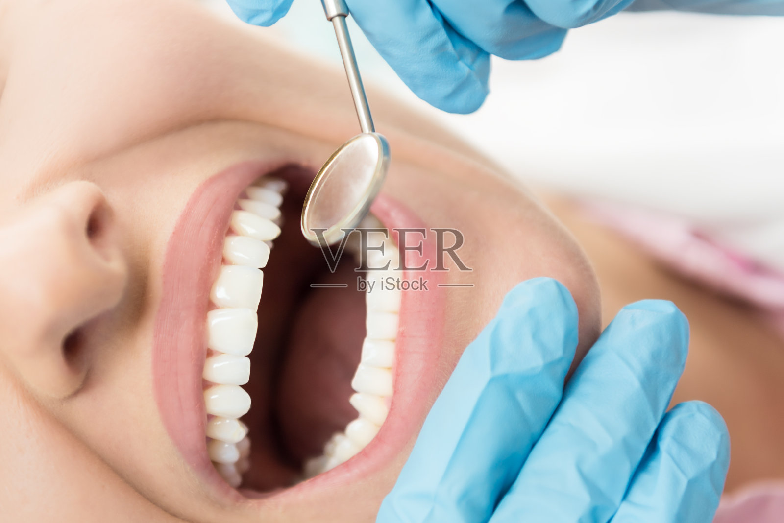 女人在牙科检查的特写照片摄影图片