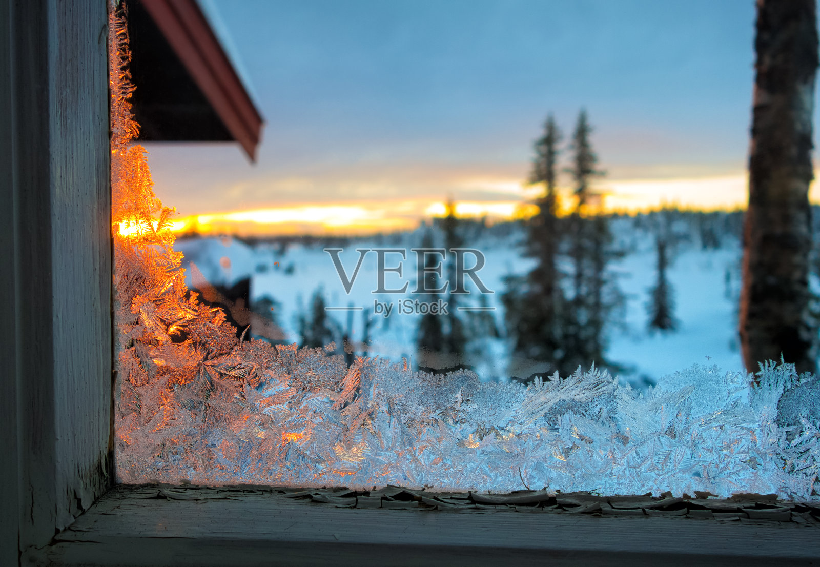 在挪威，一扇向下的窗户上结霜了照片摄影图片
