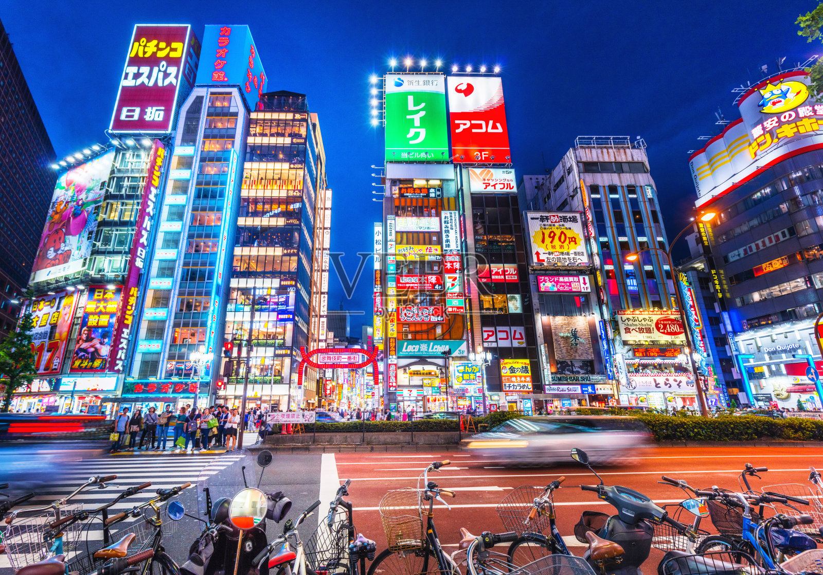 日本东京新宿区多彩的街道照片摄影图片