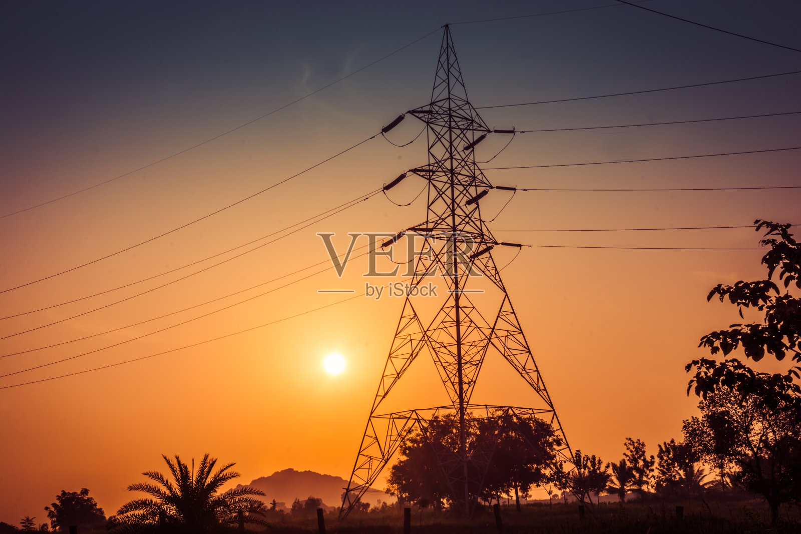 电塔，日落时的电线照片摄影图片