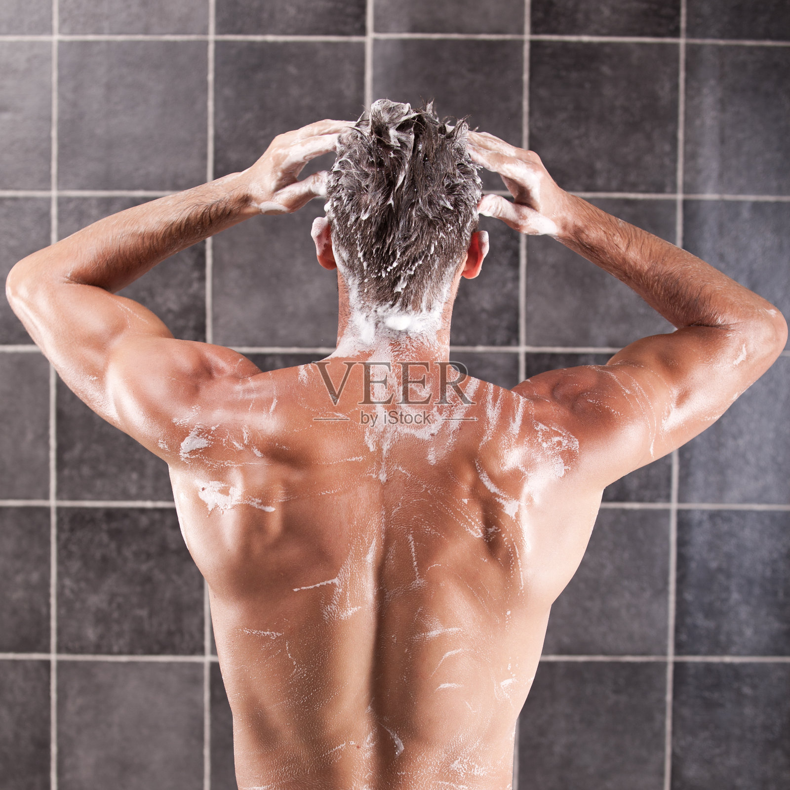 年轻性感的男人正在洗澡照片摄影图片