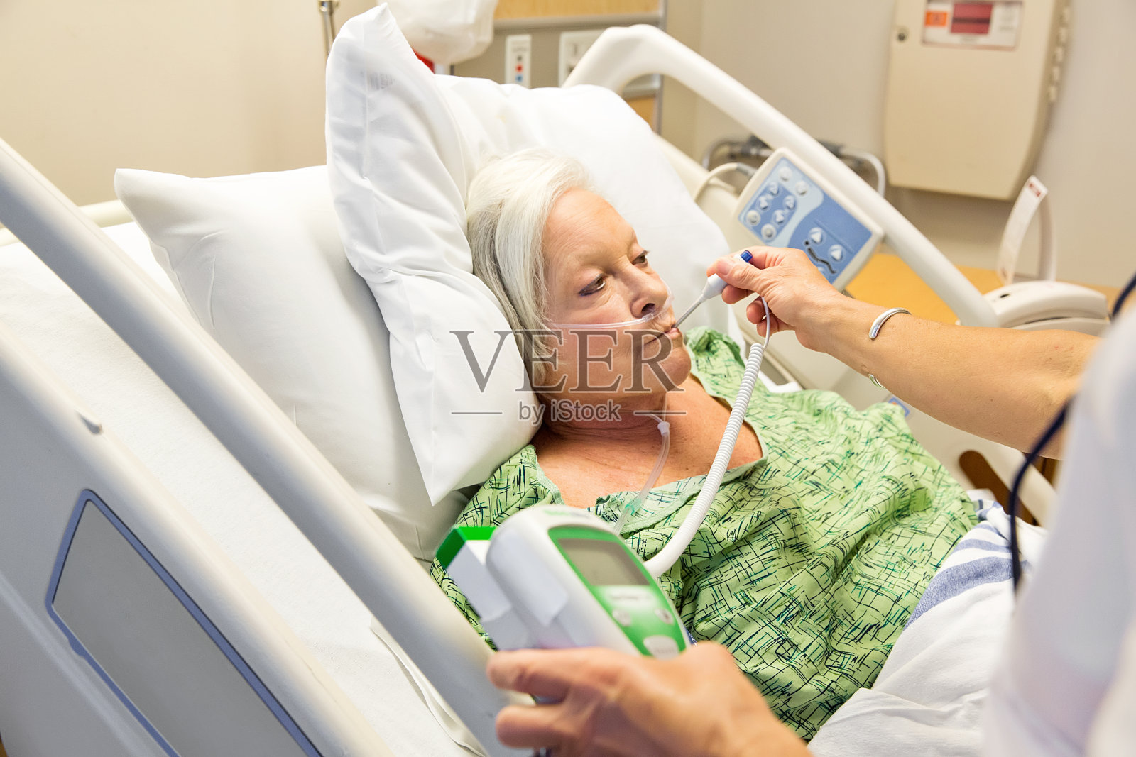 年长的女住院病人正在量体温照片摄影图片