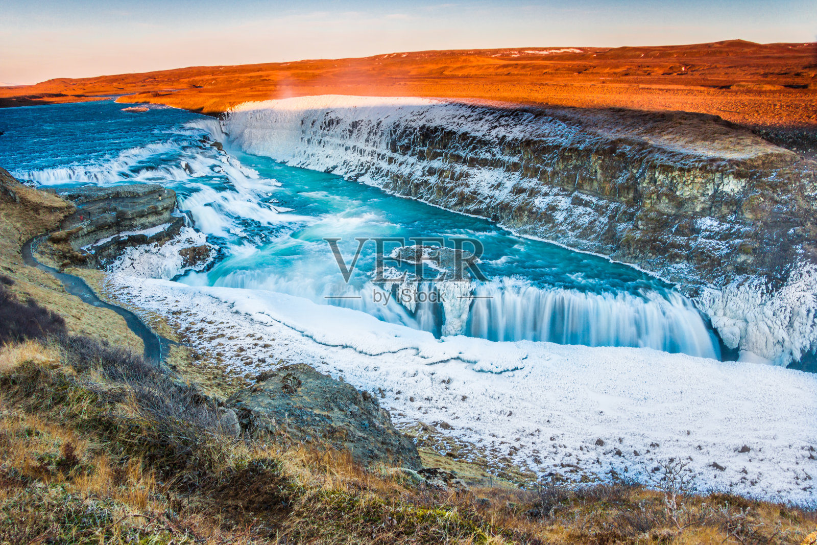 令人惊叹的冰岛冬季景观，雄伟的冰湾瀑布照片摄影图片