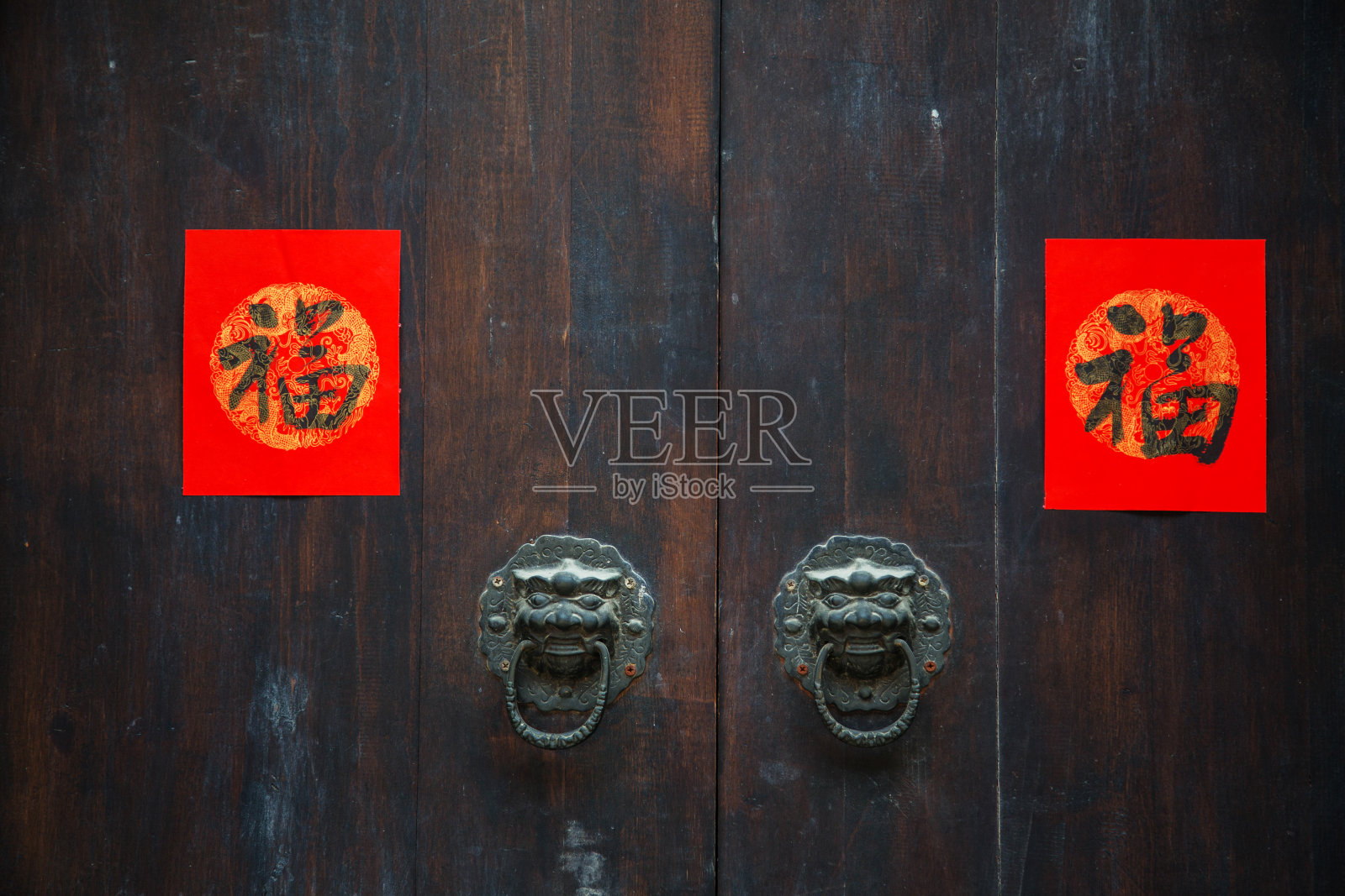 中国传统大门上的红色“福”字插画图片素材