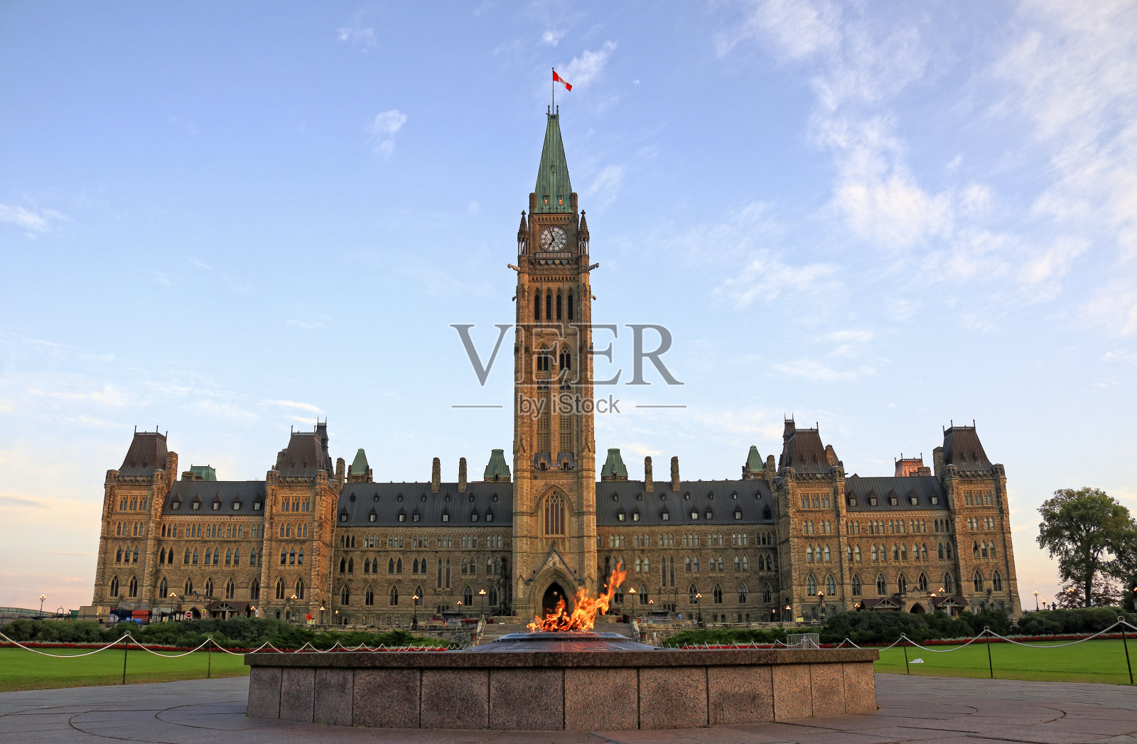 渥太华议会大厦和百年圣火照片摄影图片