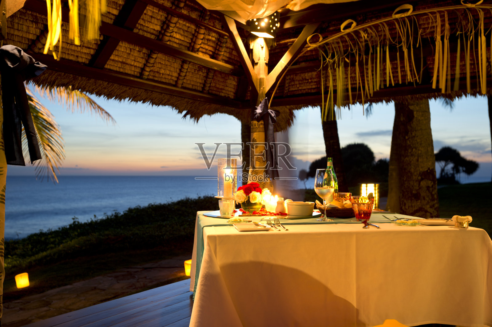 日落时分海边的浪漫晚餐照片摄影图片