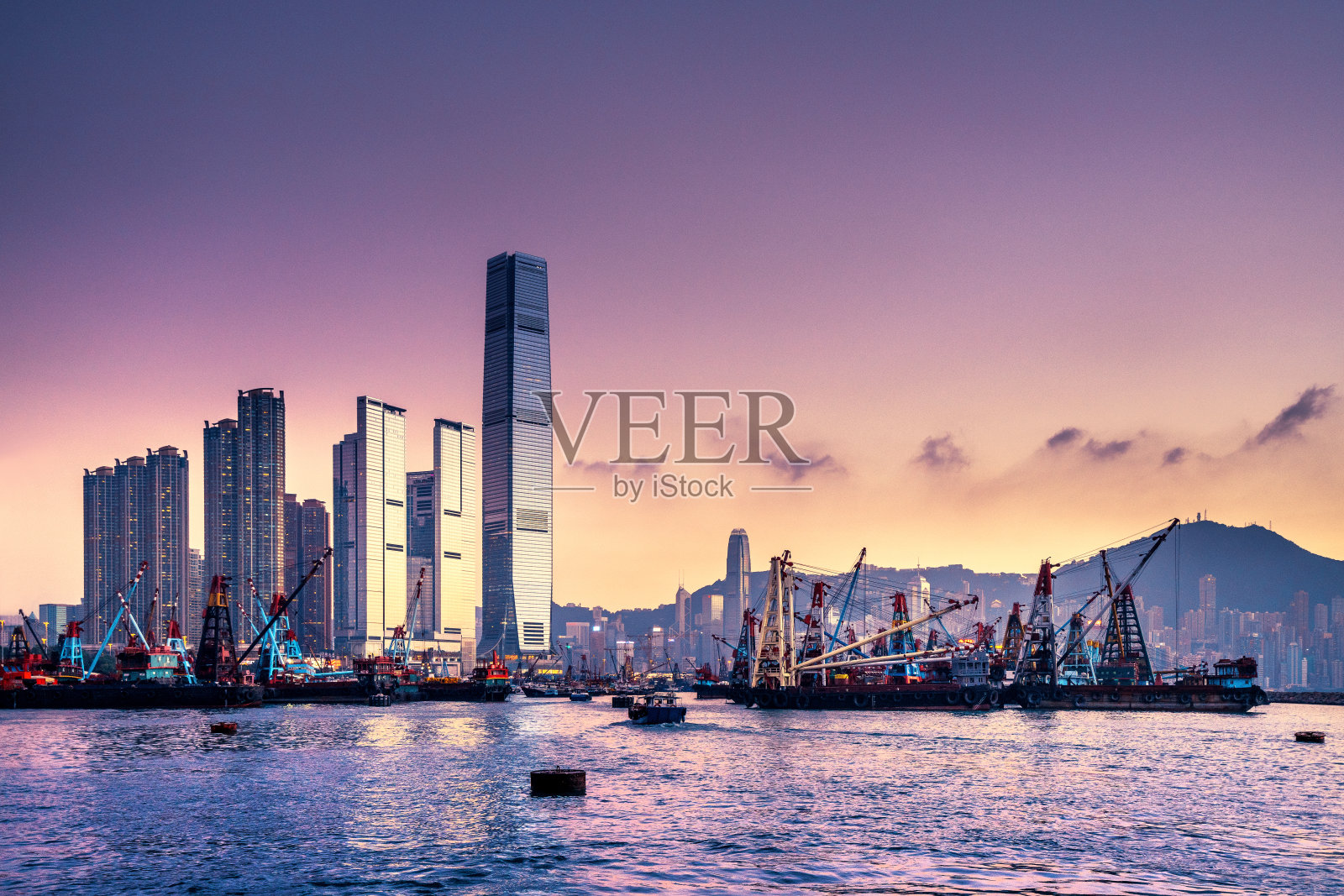 香港天际线及货柜货轮照片摄影图片