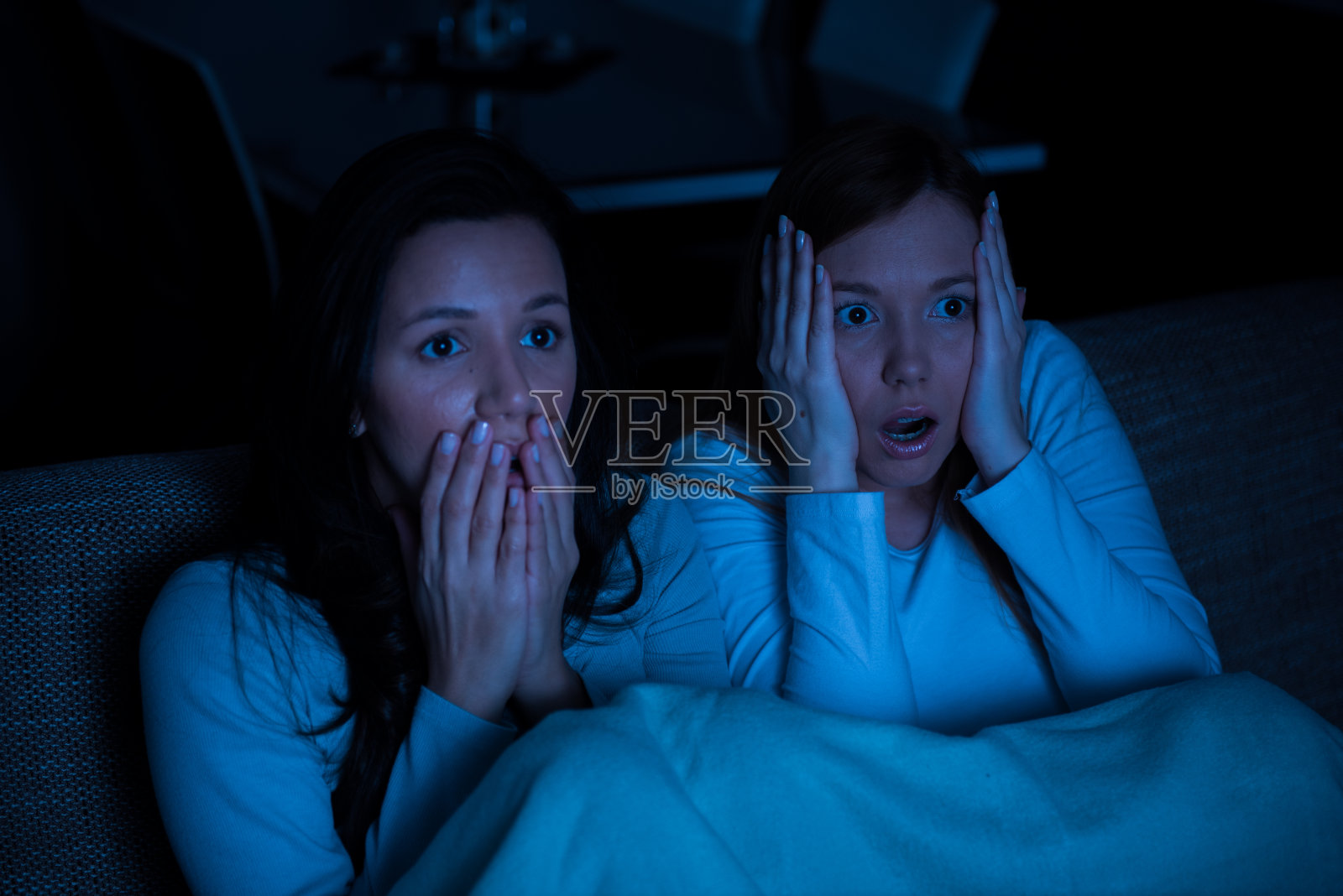 两个女人一起看电视，恐怖电影照片摄影图片
