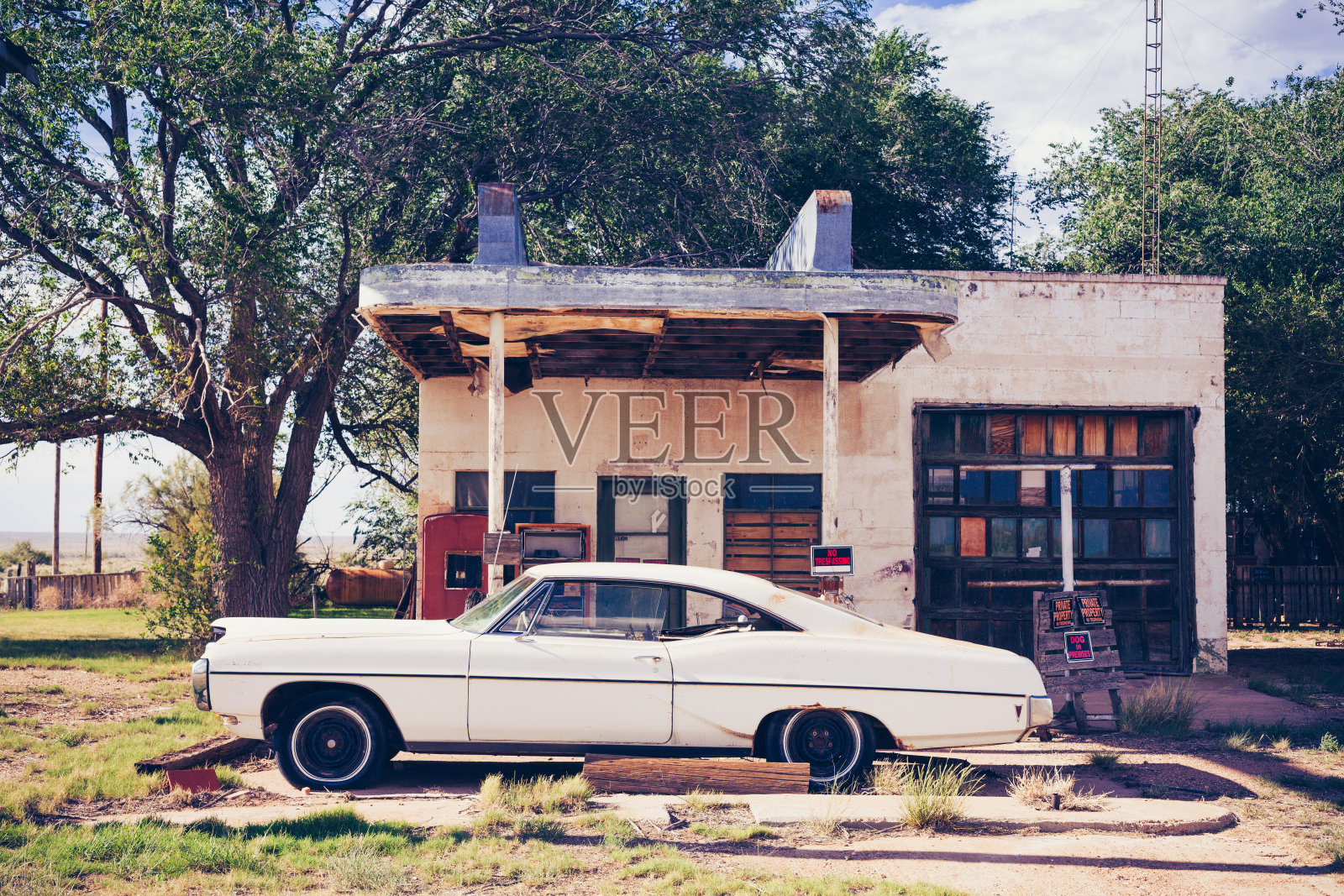 废弃加油站的白色老式美国车照片摄影图片