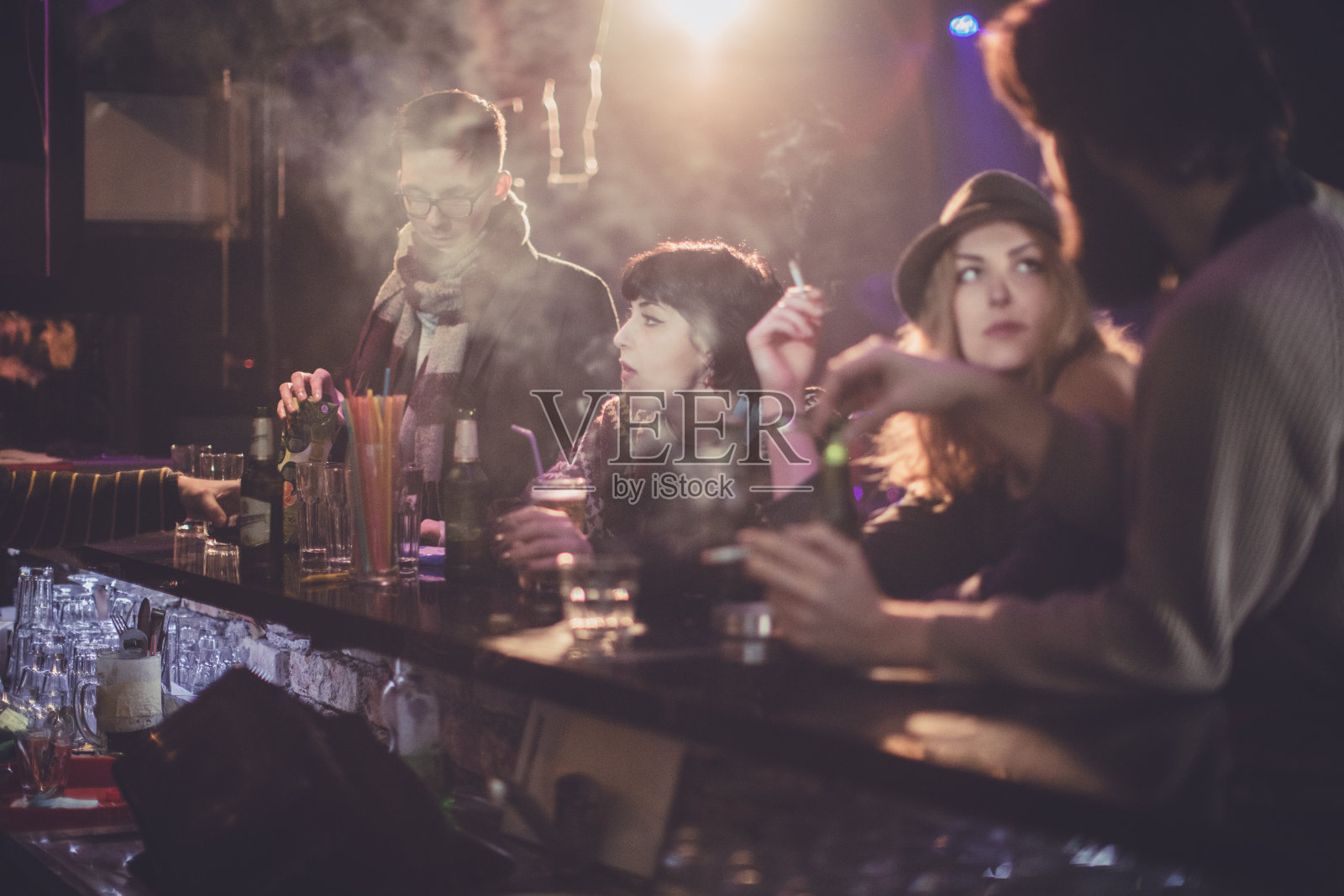在酒吧喝酒抽烟照片摄影图片