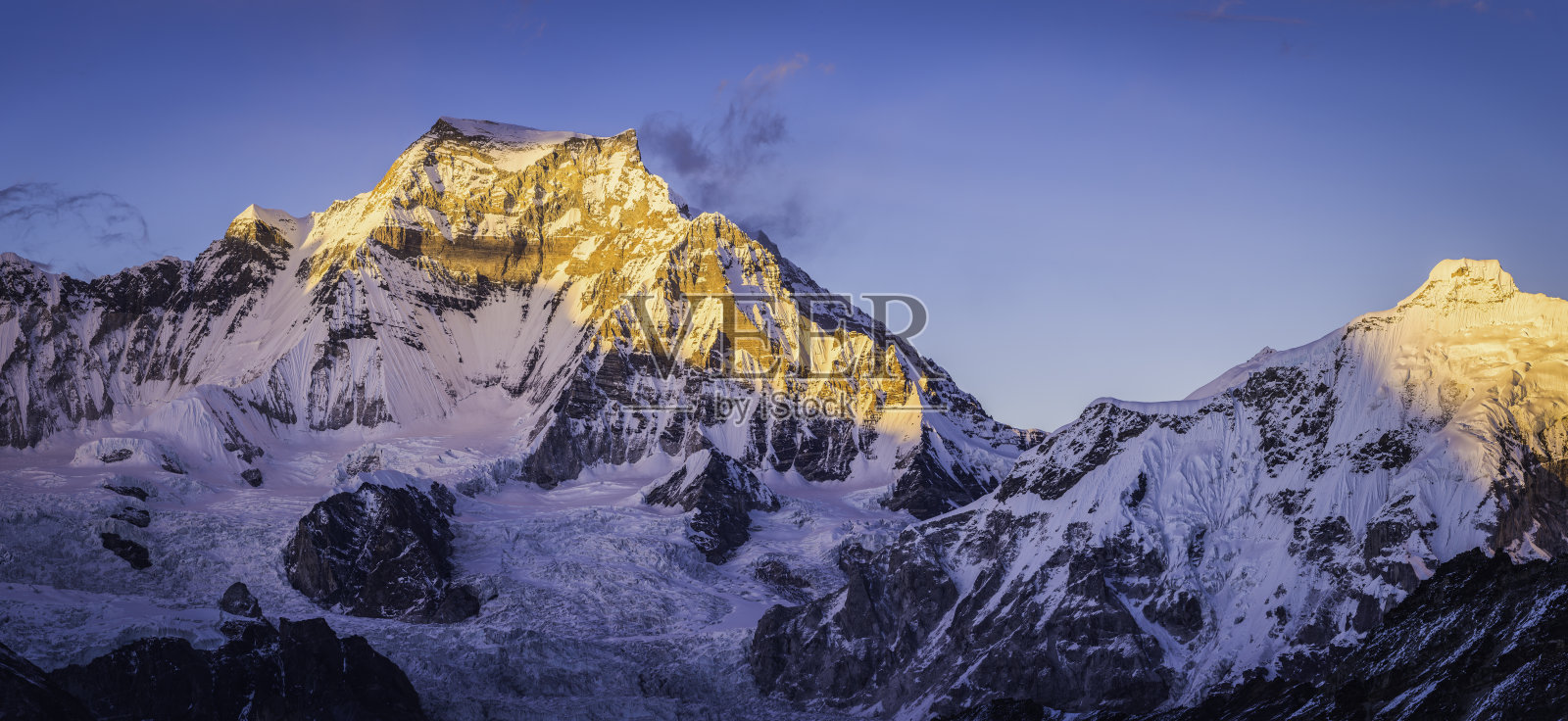 金色的光在雪山的山峰上全景喜马拉雅山尼泊尔照片摄影图片