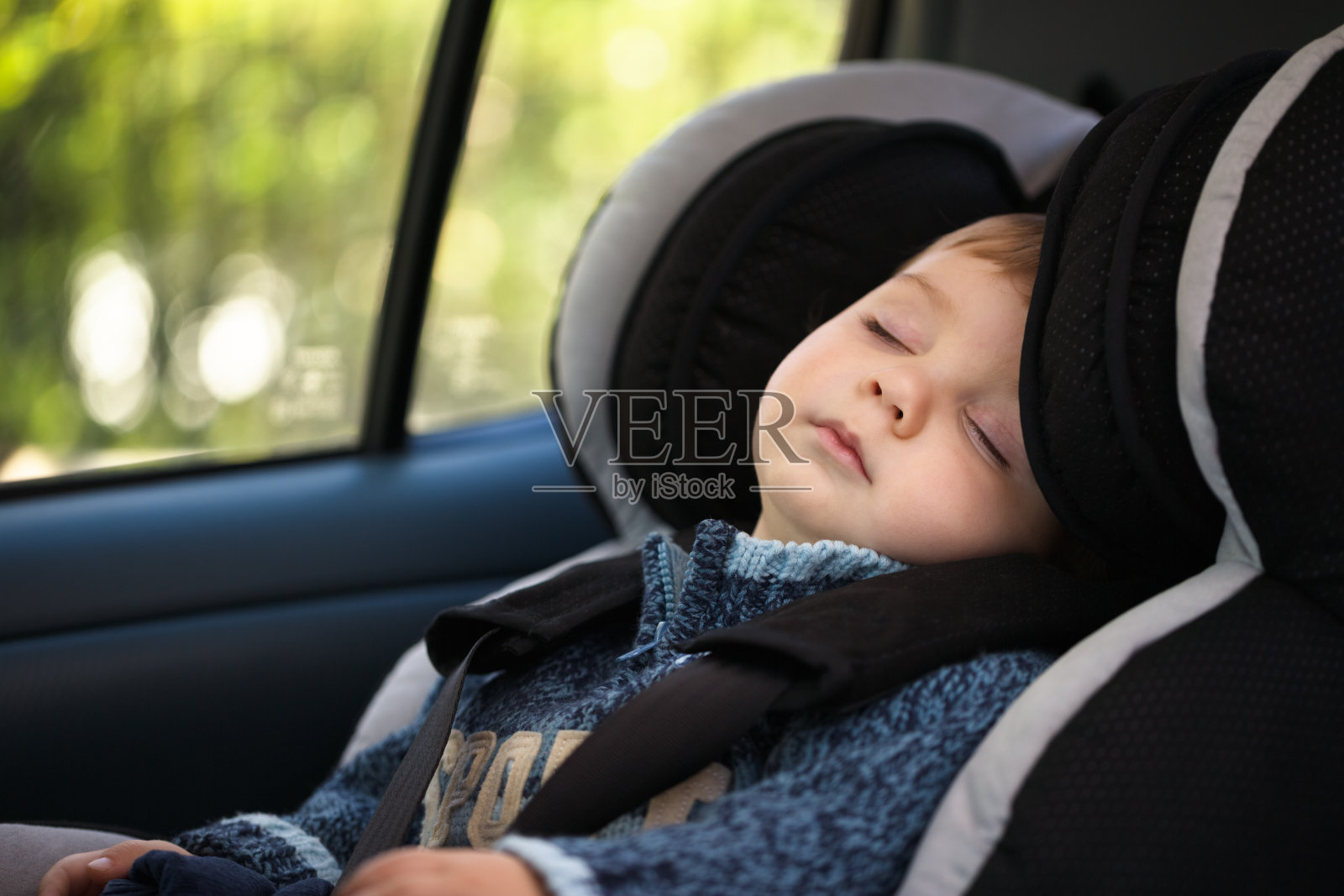婴儿睡在汽车安全座椅上照片摄影图片