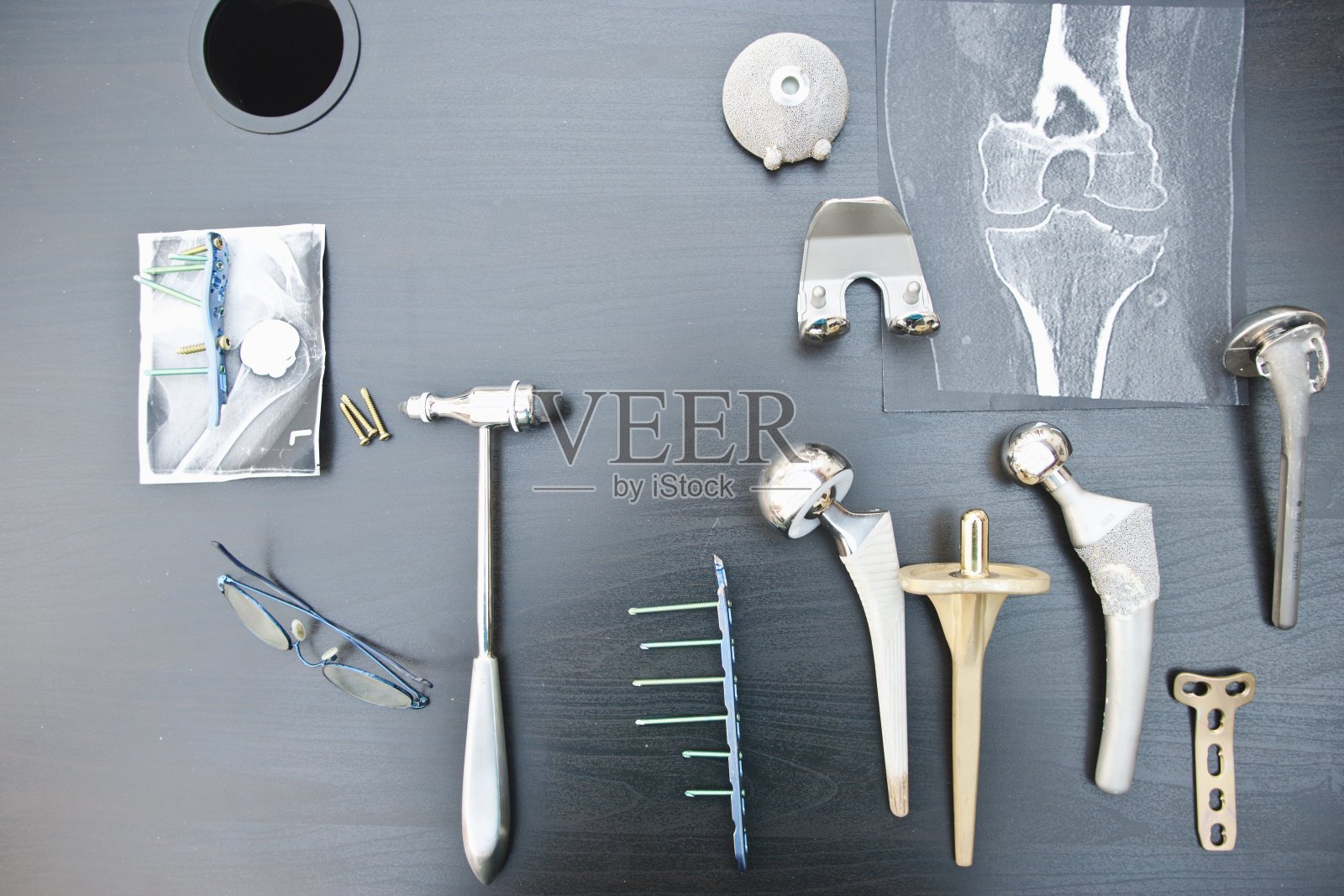 骨科医生的桌子与不同类型的关节成形术照片摄影图片