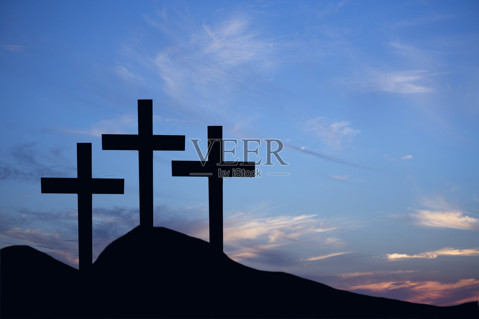 复活节，在山上有三个十字架的受难场景。照片摄影图片