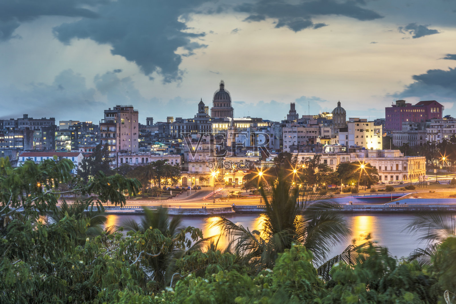 黄昏时分，海面上的天空照亮了哈瓦那城照片摄影图片