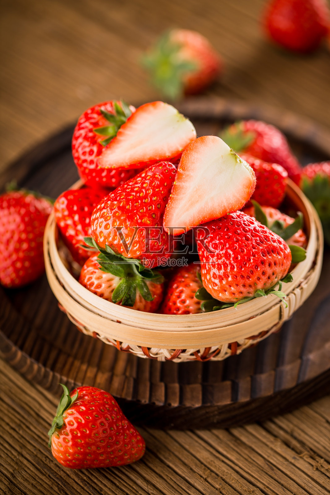 小袋草莓放在木桌的背景上照片摄影图片
