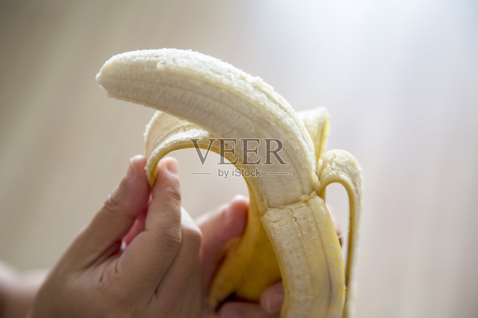手剥香蕉照片摄影图片