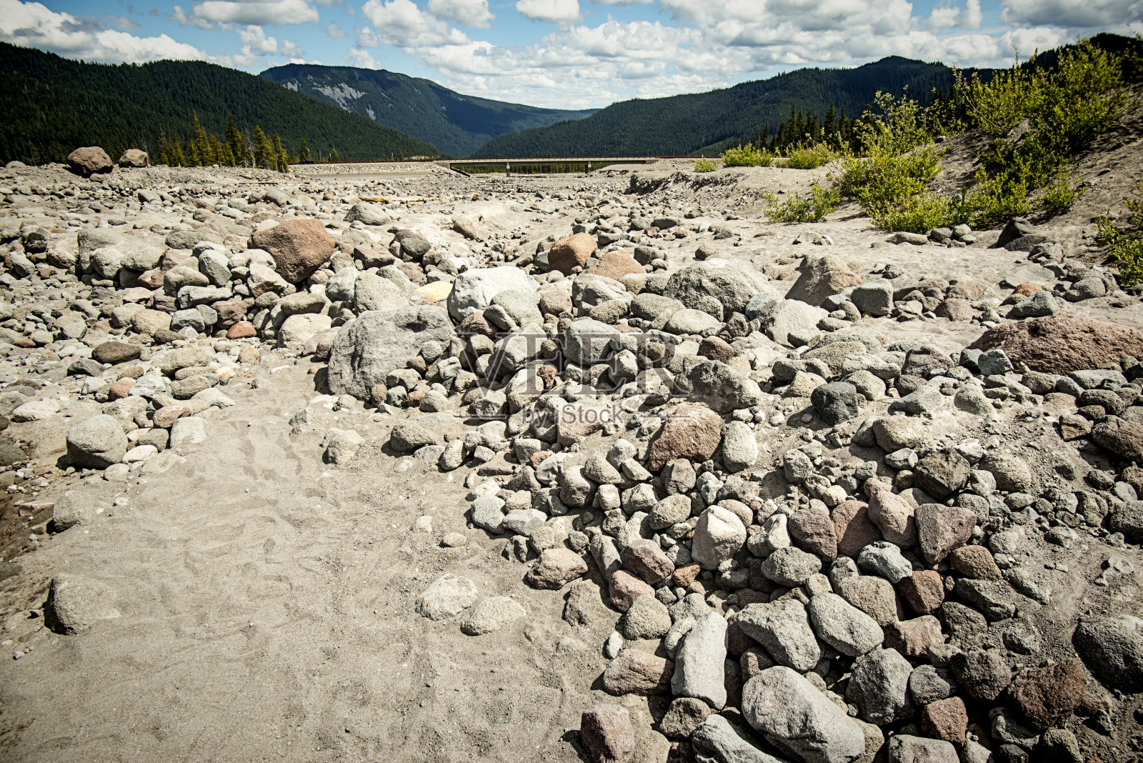 岩石干涸河床，气候变化，山脉背景照片摄影图片