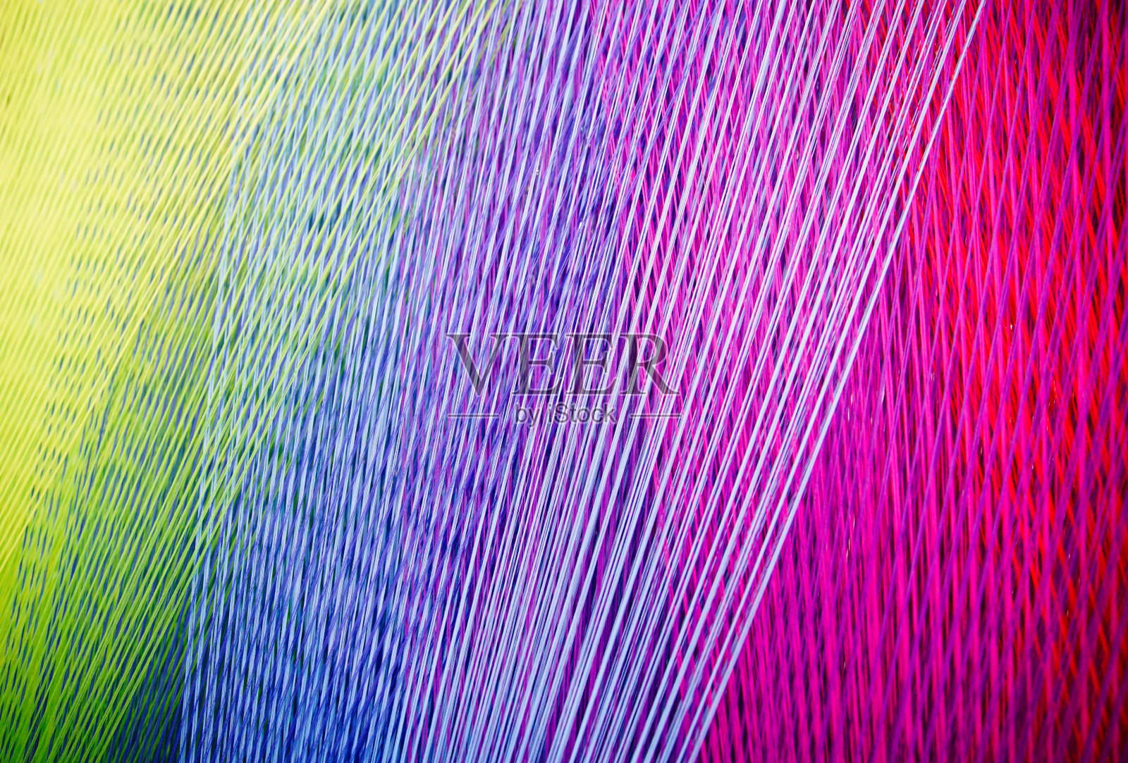 织布机上的几缕彩色纱线照片摄影图片