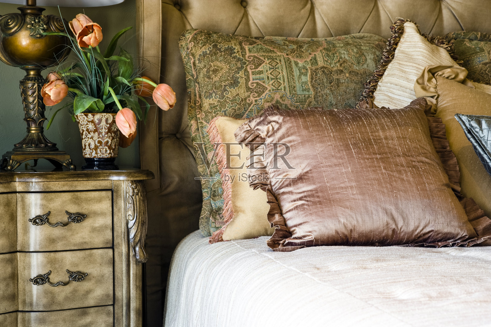 美丽的床上用品和装饰在一个房地产的家照片摄影图片