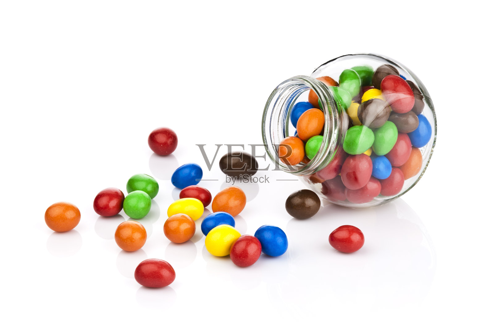 多色巧克力覆盖糖果在白色的背景照片摄影图片