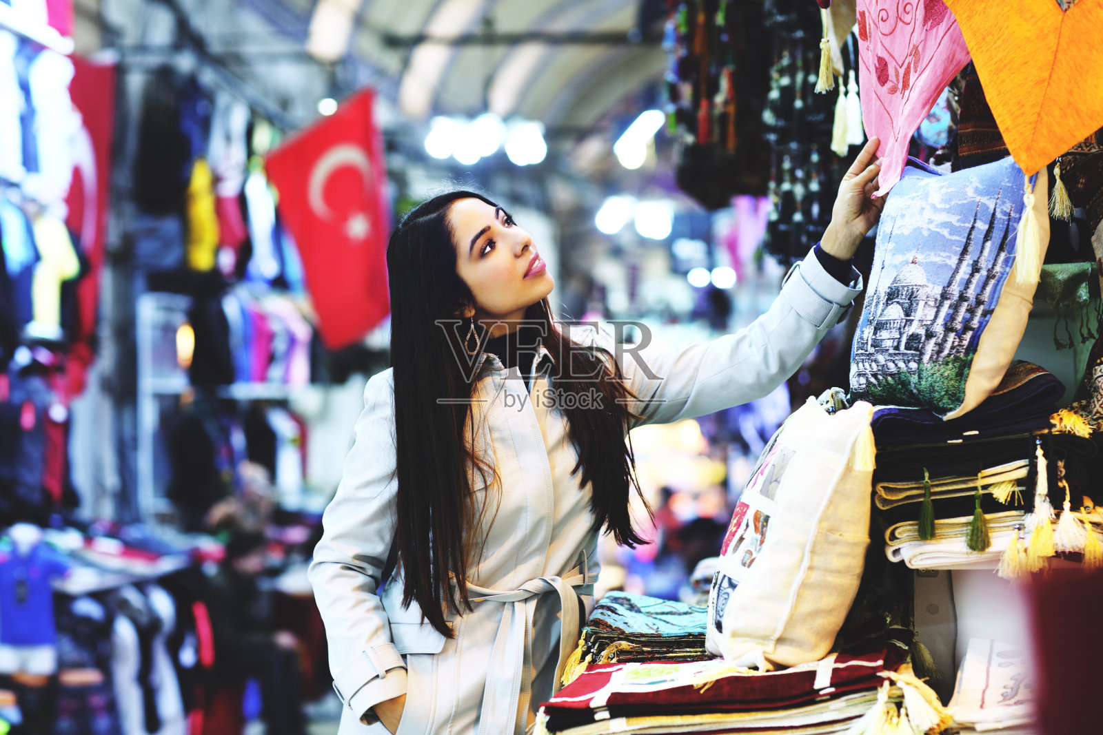 美丽的年轻女子在大巴扎购物，伊斯坦布尔，土耳其照片摄影图片