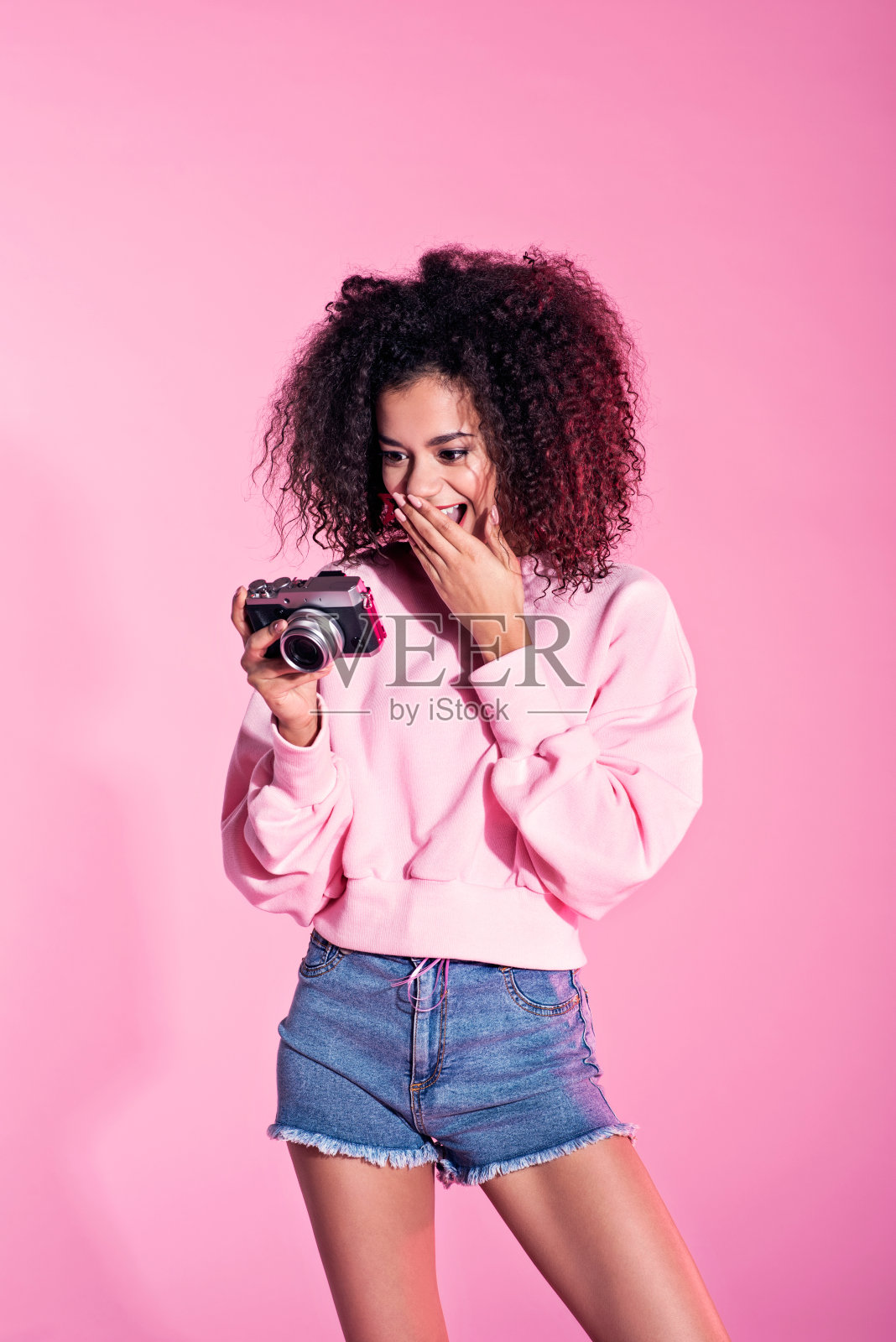 惊讶的年轻非洲妇女拍照照片摄影图片