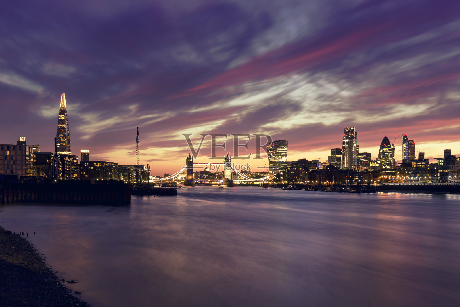 碎片大厦(Shard)、塔桥(Tower Bridge)和伦敦金融城(City of London)的夜景照片摄影图片