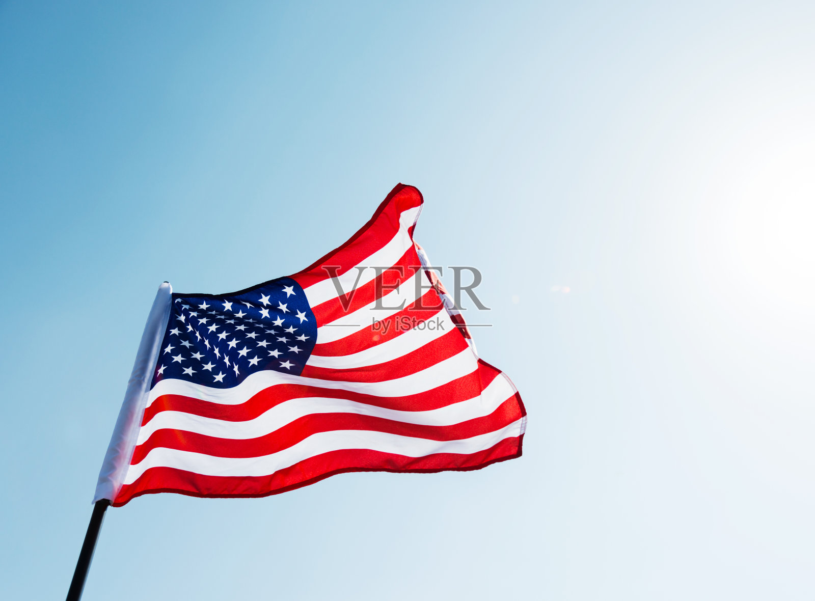 蓝天下飘扬的美国国旗照片摄影图片